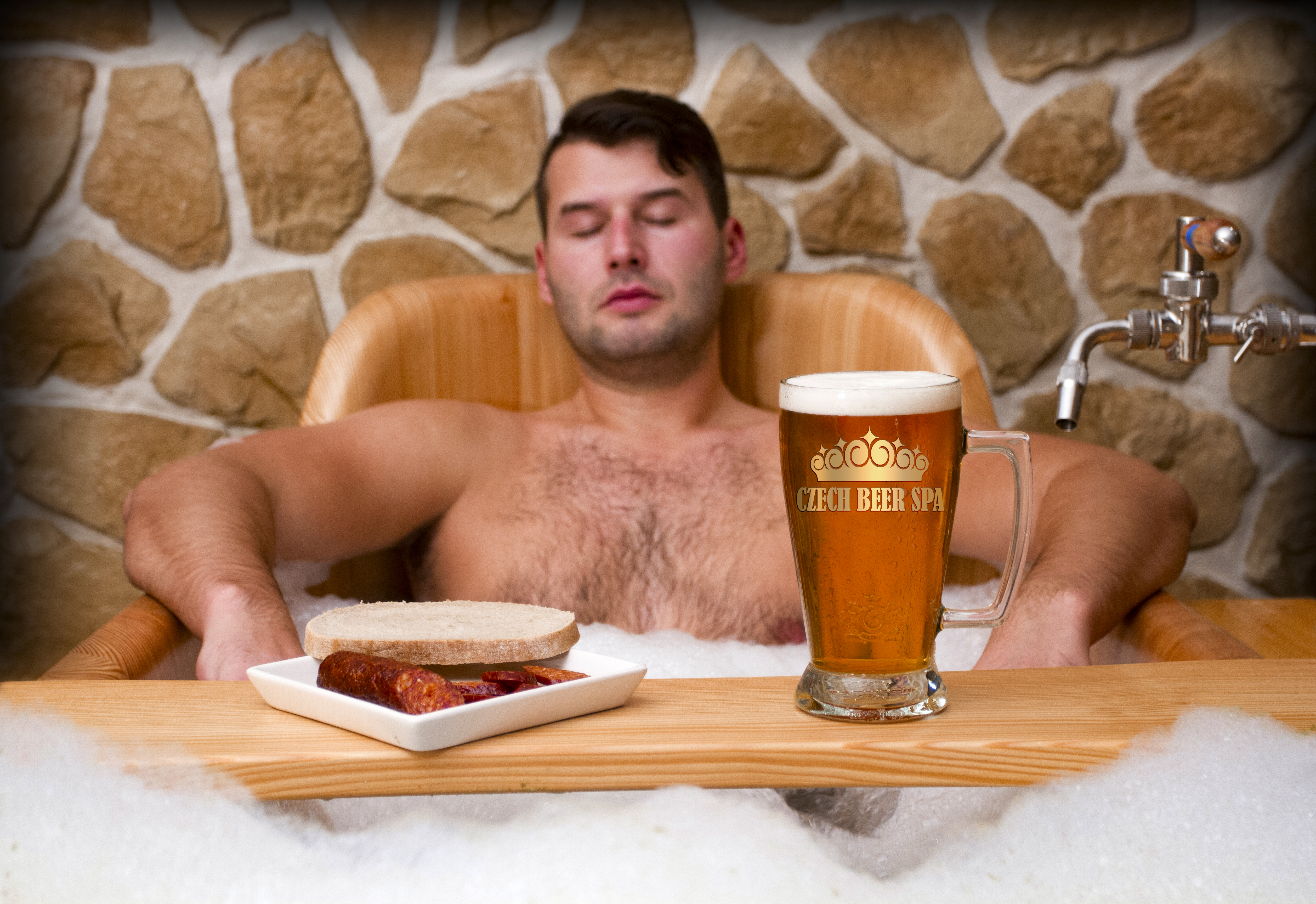 Пивной мужик. Spa Beerland Прага. Мужчина с пивом. Красивый парень с пивом. Мужчины в бане с пивом.