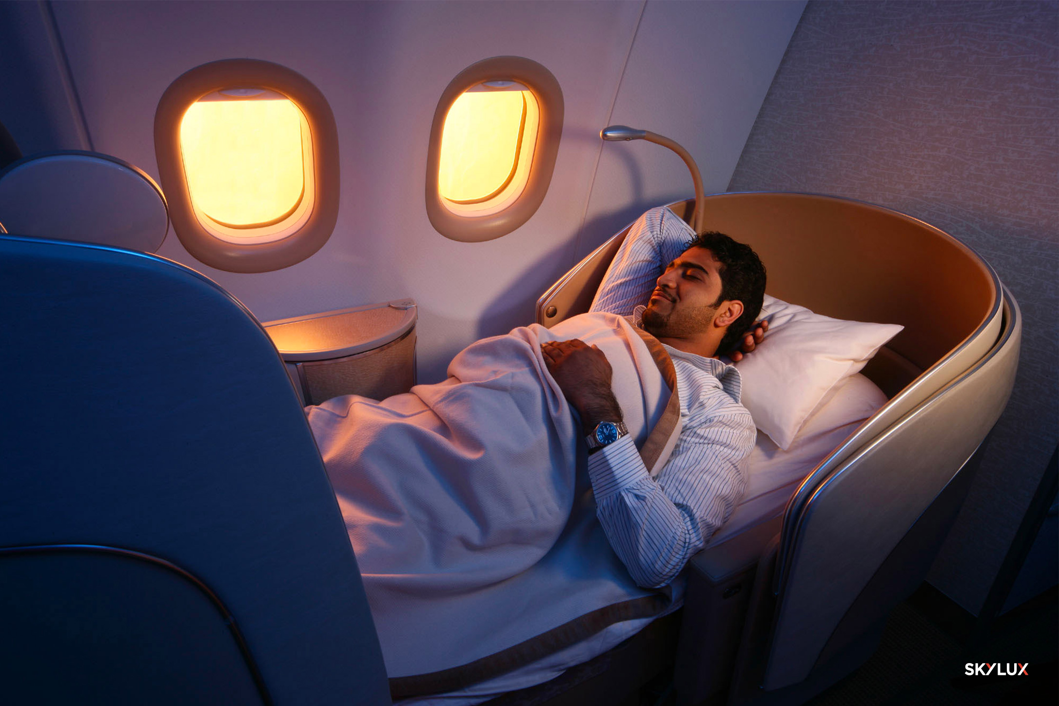 First class airlines. Etihad бизнес класс. Этихад внутри. Полет бизнес классом. Etihad Airways бизнес класс.