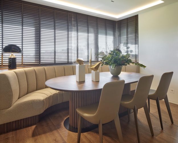 Photo inspiration: Curated Luxury Apartment Space Optimizing Gallery View