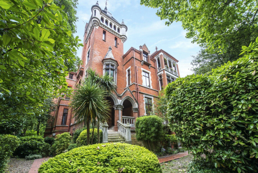 View of Discover Rich History and Timeless Elegance in London