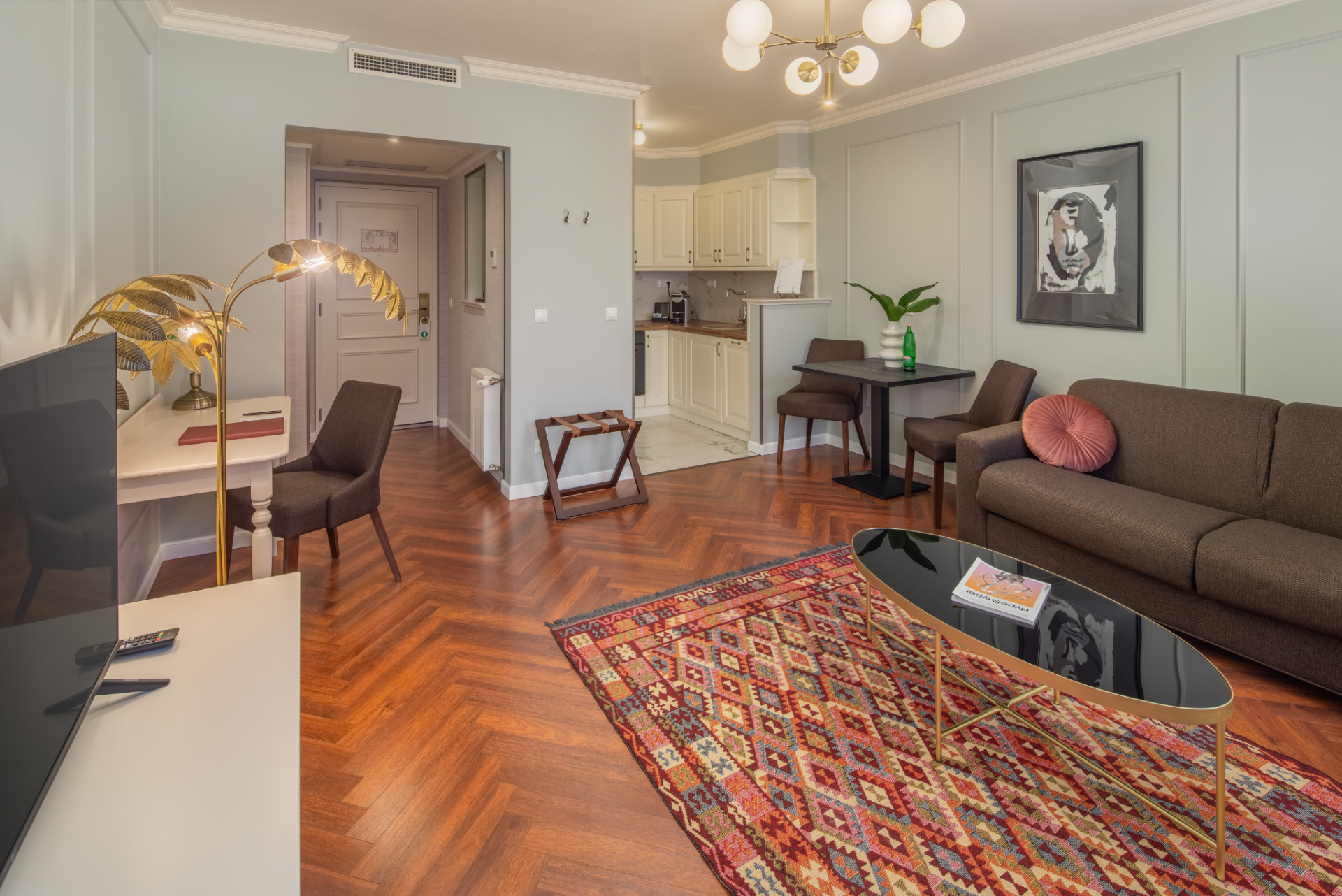 Queen’s Court Hotel & Residence