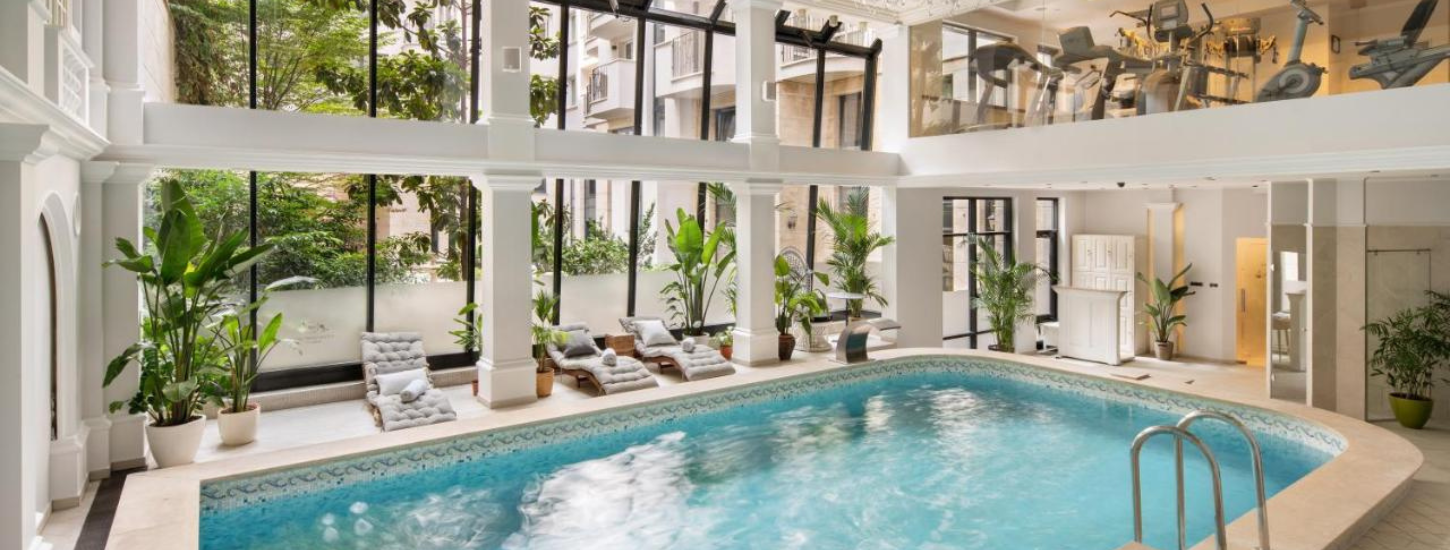 Queen’s Court Hotel & Residence